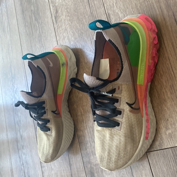 NIKE REACT SZ 8 WOMENS BEIGE W NEON COLORS GOOD COND - Picture 2 of 7